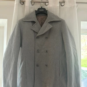 Filippa K Skepparkavaj - Säljer en snygg skepparkavaj från Filippa K. Perfekt att ha nu innan sommaren då den är lite tjockare i materialet. Storlek M men passar L också. Skick 9/10. Säljer pga att den inte passar mig