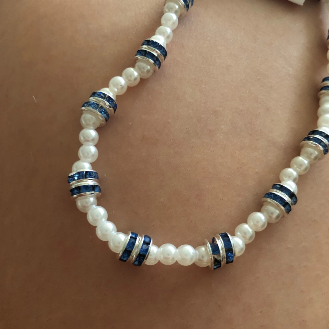 fotarmband med vita pärlor och blå glittriga detaljer - 1