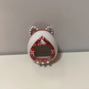 Hello kitty tamagotchi - Super söt Hello kitty tamagotchi för 200kr, köptes för 300+. Tyvärr är batterierna slut så det får man fylla på själv, men den fungerar som den ska! :)