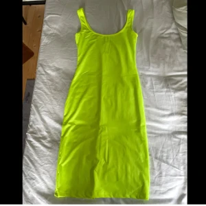Klänning - En neongul klänning från light in the box. Står ingen storlek men skulle tro xs. Aldrig använd