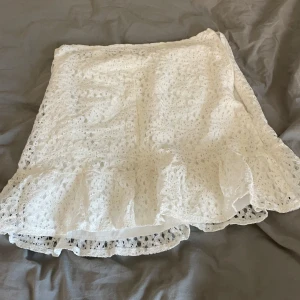 Vit spetskjol med volang - Superfin vit kortkjol i spets med volangkant. Väldigt fint skick❤️