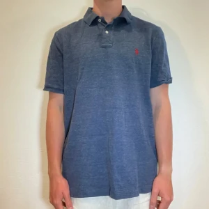 Blå Ralph Lauren piké - Blå Ralph lauren pike || Storlek L || Piken är i bra skick || Mitt pris 499kr || Modellen på bilden är 170cm och väger 62kg || Tveka inte på att höra av dig vid frågor eller funderingar 