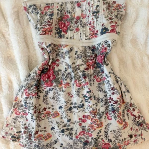 Blommig tubtopp - Blommig tubtopp/ babydoll topp i storlek S!
