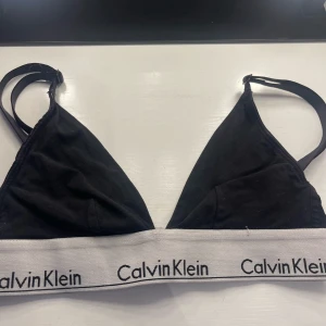 Calvin Klein bh / Calvin Klein rintaliivit - Calvin Klein bh, har en defekt som syns på bild 2!💗