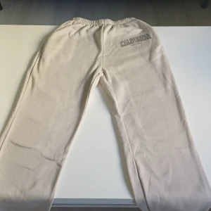 Beiga mjukisbyxor strl M - Beiga mjukisbyxor som jag säljer för jag har för många par just nu. Aldrig använda.