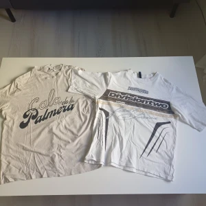 T-shirts strl M/xxs - Säljer tre snygga t-shirts med tryck alla från H&M storlek M förutom den vita som är storlek xxs men passar också mig som har storlek M, säljer alla tre för 200kr 70kr/st. Kontakta gärna vid flera bilder och frågor.