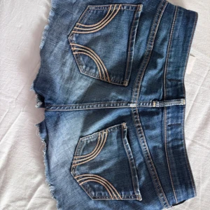Lågmidjade jeansshorts från Hollister - Jätte fina lågmidjade jeansshorts från hollister. De är lågmidjade och har fina detaljer på bakfickan. Köpta på vinted, och aldrig använda av mig.🙌🏻 De är i storlek XS-S skulle jag säga, skriv gärna vid frågor som mått osv. Har inga bilder med de på då de är för små.❤️