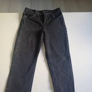 Jeans Vero Moda W28  - Snygga svarta jeans från Vero Moda i klassisk femficksmodell. Jeansen har rak passform men är fortfarande jättesköna att ha,ändast testat men har därefter inte kommit till användning.