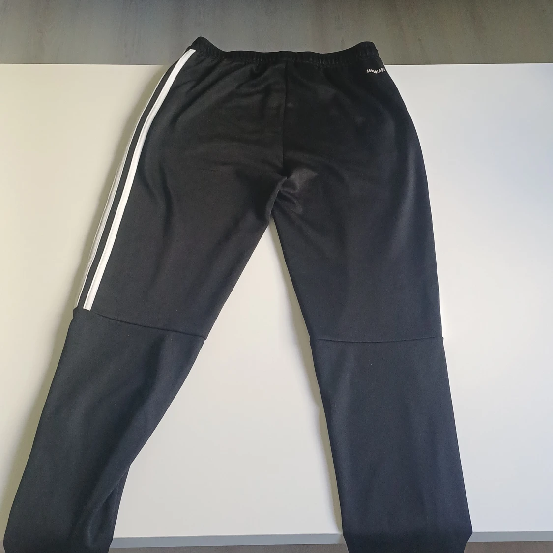 Svarta Adidas träningsbyxor strl 164 - 1