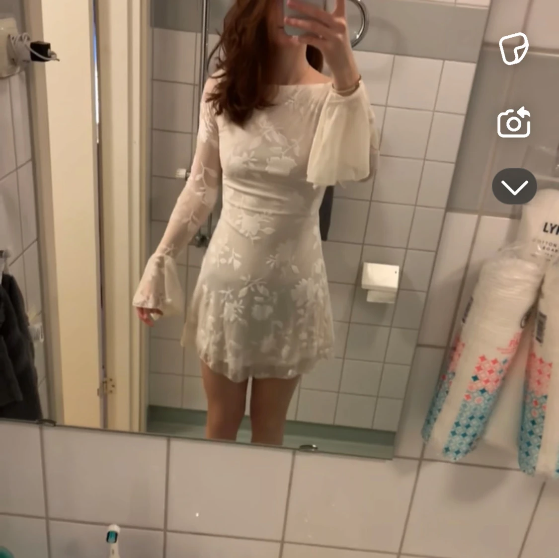 Vit blommig kortklänning med öppen rygg