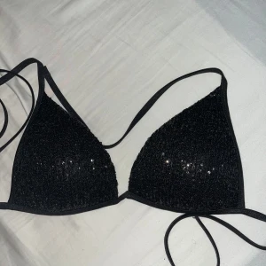 Oanvänd bikini överdel från calzedonia - Oanvänd bikini överdel med svart paljetter i strl S från calzedonia. 