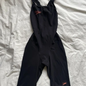 Speedo tävlingsbaddräkt -  Svart tävling baddräkt ifrån Speedo i fint skick. Loggan är halvt av riven från benet, men det är inget som märks. Strl 28