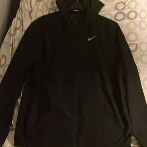 Nike Miller jacka  - Mycket fin och lätt vindjacka, säljer den eftersom att den e stor på mig. Den är storlek L men passar även M mycket fint eftersom att den är lite liten i storlek 