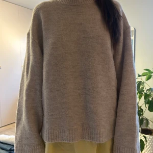 Beige stickad tröja  - Säljer en super fin stickad beige tröja från Gina💘