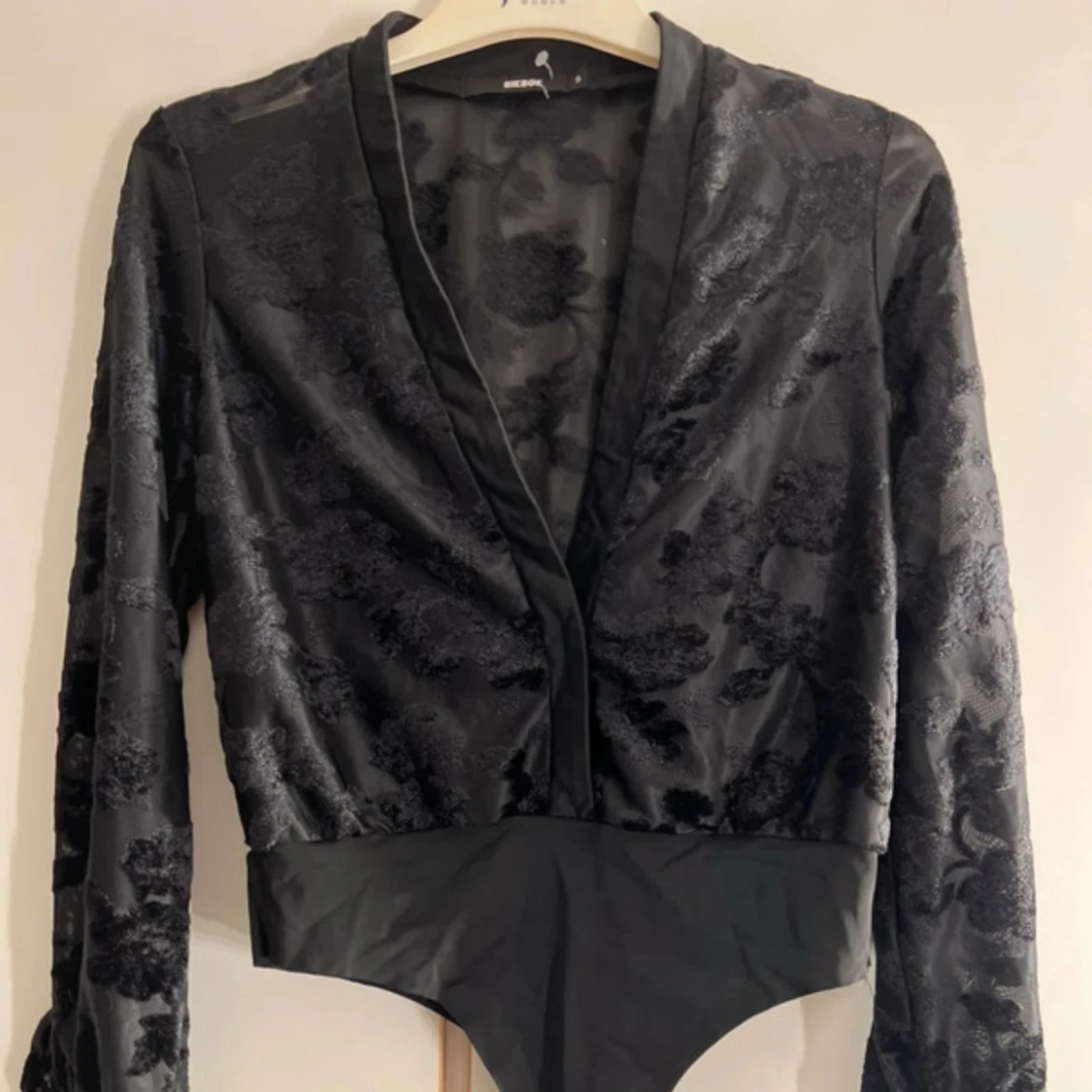 Svart blommig bodysuit  - 1