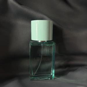 CAIA Parfym - Caia Parfym "LE CIEL". Endast testat ett sprut eftersom det ej va min typ av doft så den är inprincip som ny. 50 ml flaska nypris 595kr.