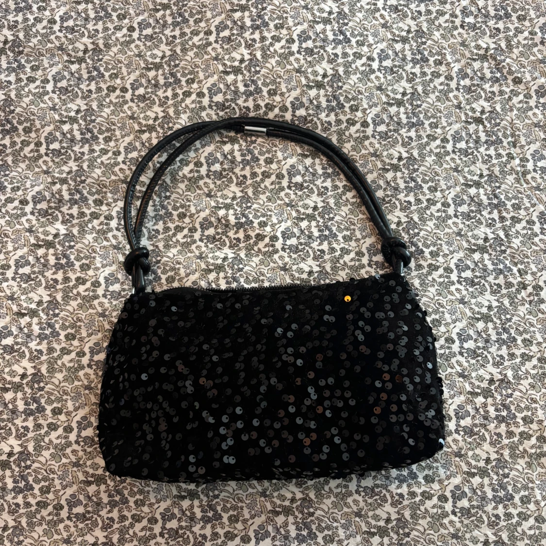 Svart axelväska med paljetter - 1