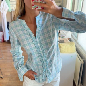 Sååå fin blus - Säljer denna Såå fina blus perfekt nu till sommaren skriv om det är något ni undrar😇😇🥰☀️
