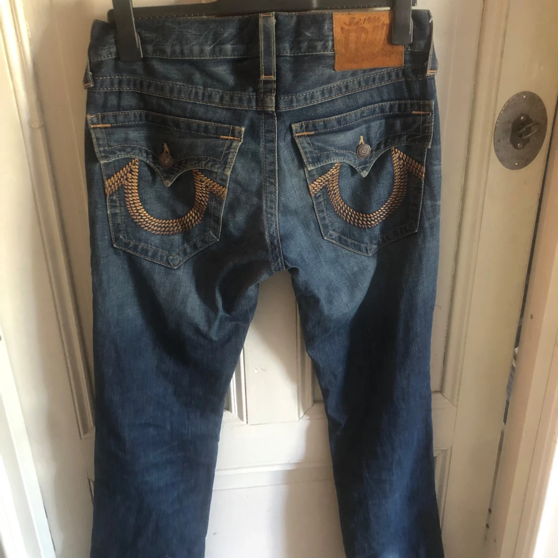 True Religion jeans med broderade fickor