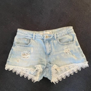 Ljusblå jeansshorts med spetskant - Ljusblåa jeansshort i storlek 34