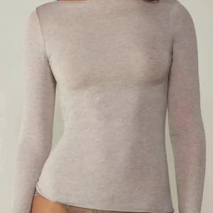 Beige Intimissimi Tröja - Säljer denna fina intimissimi tröjan då den inte kommer till användning längre💗💗Två jättesmå hål som inte syns men värt att nämna ändå💗🙏🏼 Skriv för fler bilder/frågor✌🏼💗💗