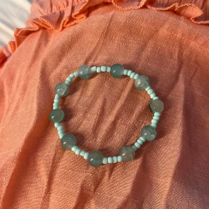 Blått handgjort pärlarmband med stora pärlor - Jag gör egna smycken. Handgjort armband med ljusblå småpärlor och större, facetterade blå pärlor. Stretchig modell som är enkel att ta på och av. Perfekt för dig som gillar färgglada accessoarer och vill addera lite sommarkänsla till din stil.