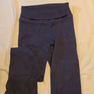 Mörkblå leggings från Gina Tricot - Mörkblå leggings från Gina Tricot med bred ribbad midja som sitter skönt. Perfekta att matcha med en oversized hoodie eller t-shirt. Mjukt material som känns bekvämt hela dagen.