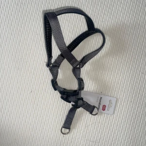 Hundsele  - Hundsele som passar i 35-50cm. Den är alldeles för liten för min pomchi tyvärr. Finns 2st. 25kr/st eller 40kr för båda.
