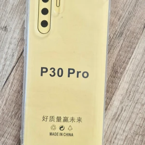 Genomskinligt mobilskal P30 Pro - Säljer ett genomskinligt mobilskal till Huawei P30 Pro. Skalet är gjort i mjuk plast och har utskärningar för kameror och knappar. Perfekt för dig som vill skydda mobilen utan att dölja dess design.