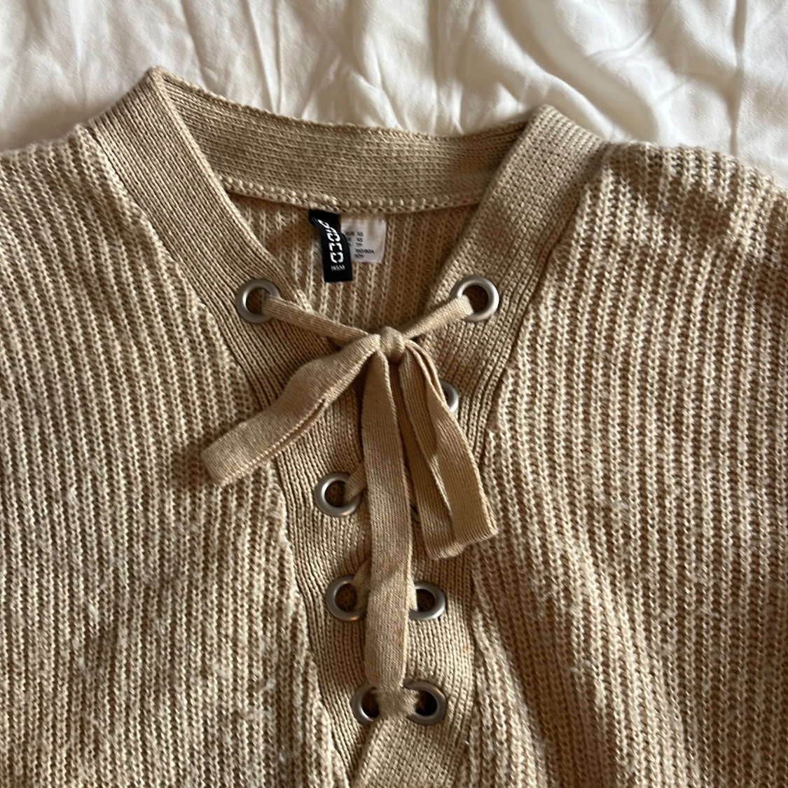 Beige stickad tröja med snörning  - 1