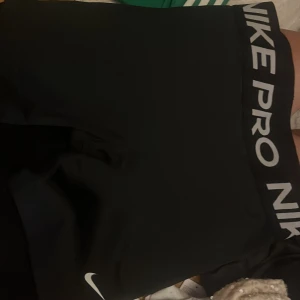 Svarta Nike pro  - Säljer mina Nike pros i storlek xl (barnstorlek) 156-166 cm köpta för 300 säljer för 100 ser helt nya ut använda ca 3 gånger 