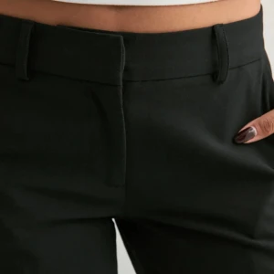 Svarta kostymbyxor  - Snygga svarta kostymbyxor med låg midia jätte snygga på och väldigt skönt material  säljer eftersom de inte kommer till användning men inte använda många gånger