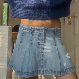 Ljusblå jeanskjol med utsvängd form - Säljer denna Såå snygga och unika jeanskjolen!!