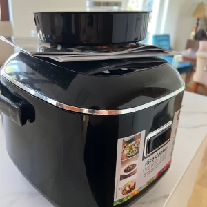 Riskokare/ricecooker - Nordica - Säljer min riskokare jag fått som en gåva, använt den max 5 gånger, alla tillbehör finns med. Finns i stockholm eller fraktas. Nypris: 679kr