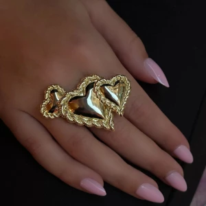 guld ring ioaku - superfin ring i guld från ioaku❣️säljer då den inte riktigt är i min stil🌸nypris 599:- ask tillkommer ej