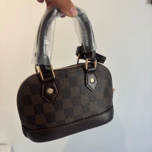 Väska  - Väska tillkommer med axelband 