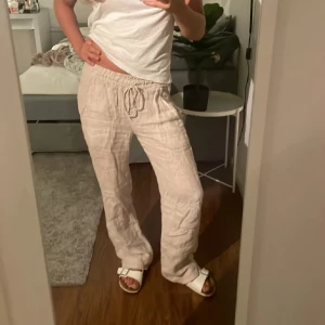 Beiga linnebyxor från Chelsea  - Säljer ett par beiga linnebyxor från Chelsea. Byxorna har raka ben. Lätta och luftiga, perfekta för varmare dagar.