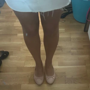 ballerinaskor från raglady - Ballerina skor från raglady, supersköna. Lite defekter se sista tre bilderna: pytte litet skrapmärke fram under, en liten svart repa vid rosetten samt sulan har blivit lite skrynklig i men det är inte jag tycker man märker när man går dem på💛💛💛