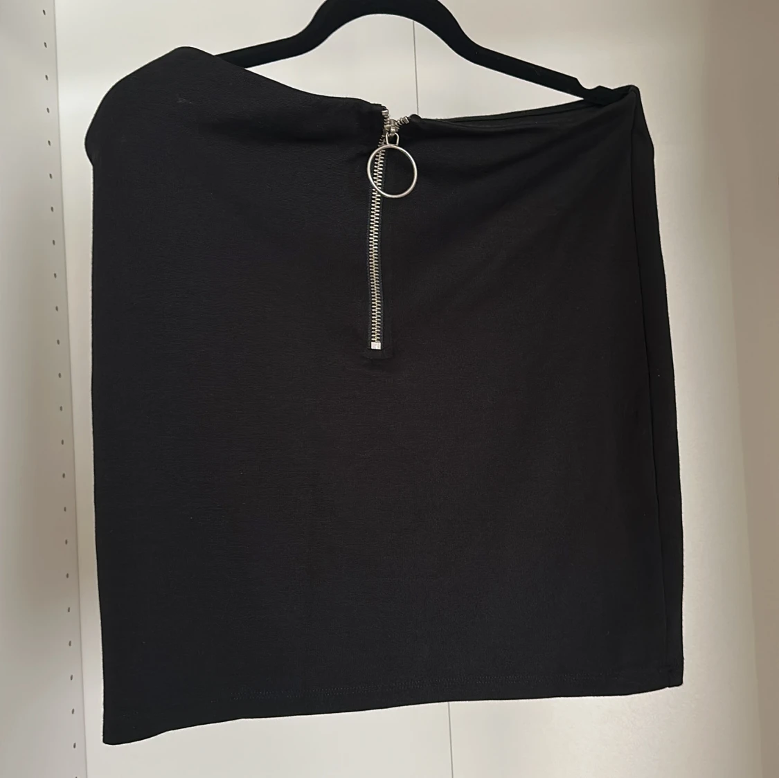 Svart kortkjol med dragkedja