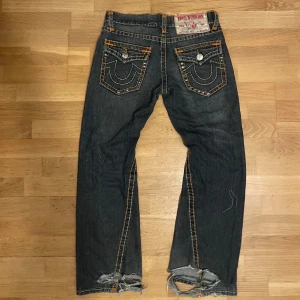 Trueys  - Tjena säljer ett par true religion brallor då det inte är min still längre och dom bara ligger och tar upp plats. Brallorna är ganska slitna som man ser på bild. W32 kontakta mig för mer bilder eller annat 