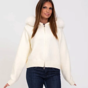 Vit stickad cardigan jacka med huva - Mysig vit stickad cardigan jacka med dragkedja och fluffig huva. Jackan har ribbade muddar och en avslappnad passform, perfekt för kalla dagar. Enkel och stilren design som passar till jeans eller kjol. Alessa storlek S. Original pris: 160 eur(1800kr).