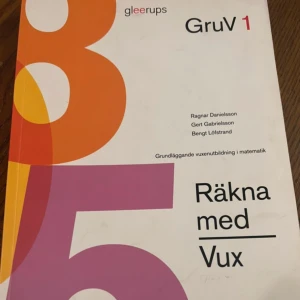 Räkna med Vux GruV 1 - Perfekt för dig som vill stärka dina mattekunskaper inför gymnasiet eller vardagslivet! Den här boken är anpassad för vuxenutbildning och innehåller både teori och övningar som gör matten lättare att förstå och använda.
