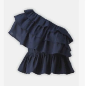 Marinblå volang topp oneshoulder - SÖKER!!! Helst storlek xs/s, snälla skriv ifall ni säljer eller känner någon som gör det!!💕💕💕