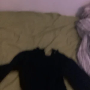 Svart långärmad tröja - En svart långärmad tröja med enkel design. Perfekt för dig som gillar basic plagg och vill ha något som funkar till många olika outfits. Tröjan har en klassisk passform och är lätt att matcha med andra kläder.