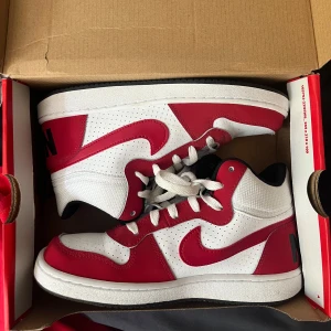 Nike Dunk High röd/vit EUR 38 - Nike Dunk High sneakers i rött och vitt med svart detalj på hälen och svart innersula. 