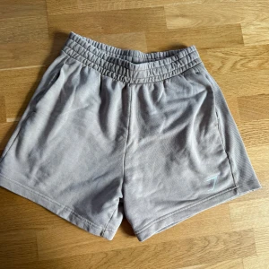 🦈Shorts Gymshark🦈 Herrmodell - Ett par shorts från gymshark, använda en gång. Stl S. Herrmodell🦈  OBS: se sista bilden för att se färgen tydligt