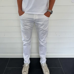 Vita dondup jeans - Säljer dessa riktigt schyssta dondup jeans i storlek W33. Perfekta för dig som vill sticka ut med en fräsch och clean look.