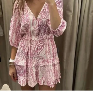 Virala Zara klänningen  - Säljer nu denna virala Zara klänning med rosa och vitt mönster på. Storlek L men passar mig som vanligtvis har S-M