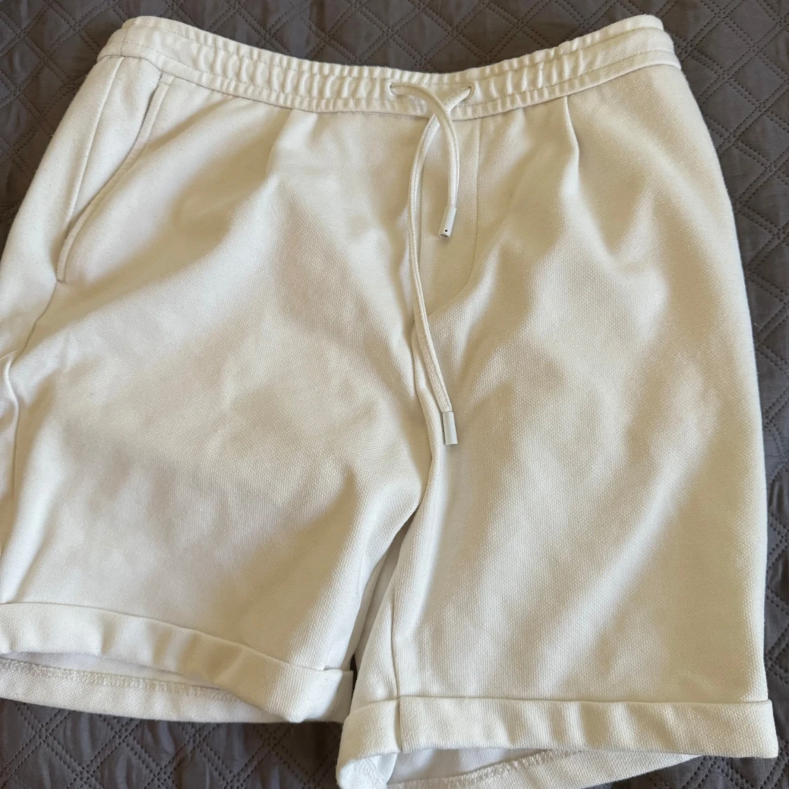 Vita shorts med snörning från Zara
