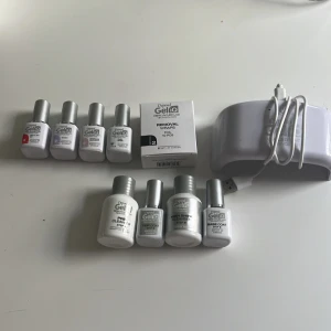 Depend GeliQ gelkit med UV-lampa - Komplett Depend GeliQ gelkit med flera gel-lack i olika nyanser (Shanti, Sparkling Simplicity, Pure White), bas- och topplack, pre-cleanser, high shine cleanser, removal wraps och en vit UV/LED-lampa med USB-sladd. Perfekt för att fixa snygga gelnaglar hemma.